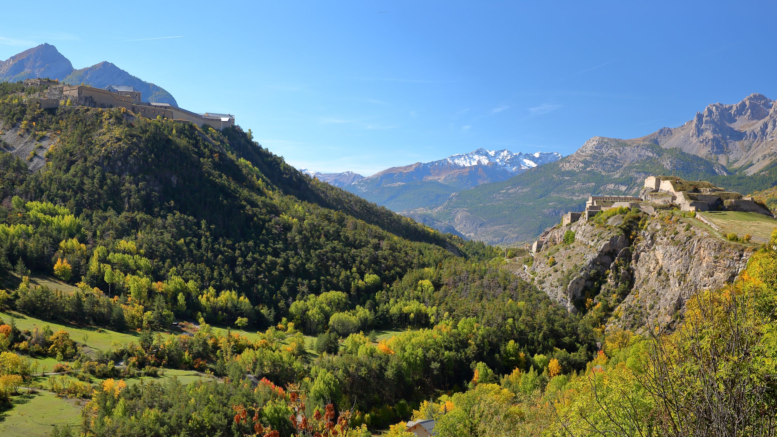 La Maison des Drapiers AdobeStock 543433766 scaled General view of Durance valley around Briançon, with Fort des Tetes on the left and Fort des Salettes on the right, surrounded by Autumn colours